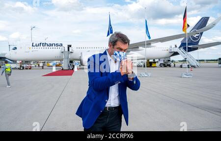 Monaco, Germania. 24 Agosto 2020. Markus Söder (CSU), Ministro Presidente della Baviera, è in piedi sul asfalto all'aeroporto di Monaco di Baviera, davanti a un aereo Lufthansa in cui la squadra del FC Bayern ha volato a casa dopo aver vinto la finale della Champions League. Credit: Peter Kneffel/dpa-Pool/dpa/Alamy Live News Foto Stock