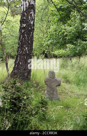 Vecchia croce di pietra nella foresta, Repubblica Ceca Foto Stock