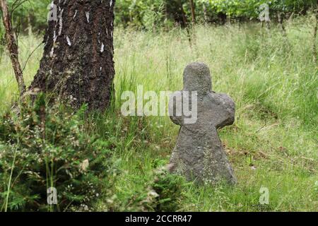 Vecchia croce di pietra nella foresta, Repubblica Ceca Foto Stock