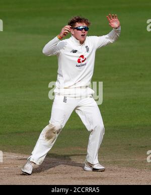 Il Dom Bess dell'Inghilterra reagisce dopo il bowling ad Abid Ali del Pakistan durante il quarto giorno della terza partita di prova all'Ageas Bowl, Southampton. Foto Stock