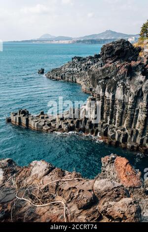 Daepo Jusangjeolli Cliff colonnari di giunti e mare di Jeju Island, Corea Foto Stock