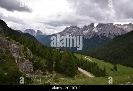 Il gruppo Cristallo, nella valle del Landro, visto dal rifugio Vallandro in Piazza Prato Foto Stock