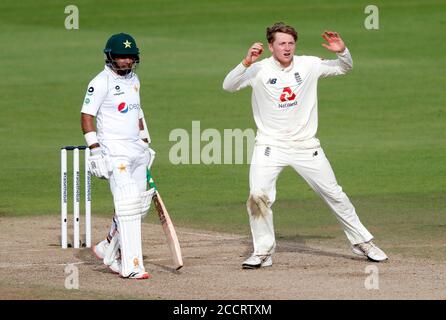 Il Dom Bess (a destra) dell'Inghilterra reagisce dopo il bowling al capitano Azhar Ali del Pakistan durante il quarto giorno della terza partita di prova all'Ageas Bowl, Southampton. Foto Stock