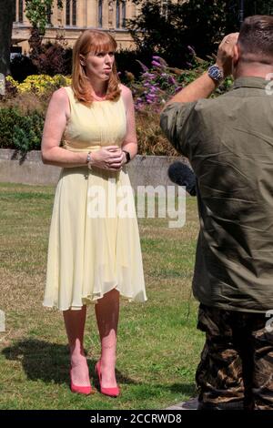 Angela Rayner, deputato del Partito laburista britannico Shadow il primo Segretario di Stato è intervistato al College Green di Westminster Foto Stock