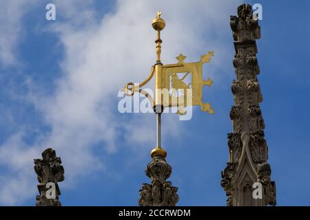 Storica paletta meteorologica (paletta del vento) in ottone, motivo del cane, Abbazia di Westminster, Westminster, Londra, Regno Unito Foto Stock