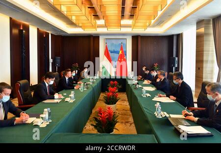 Nanning, regione autonoma di Guangxi Zhuang in Cina. 24 Agosto 2020. Il Consigliere di Stato cinese e il Ministro degli Affari Esteri Wang Yi intrattengono colloqui con il Ministro degli Affari Esteri e del Commercio ungherese, Peter Szijjarto, nella città di Beihai, nella regione autonoma di Guangxi Zhuang, nella Cina meridionale, il 24 agosto 2020. Credit: Huang Xiaobang/Xinhua/Alamy Live News Foto Stock