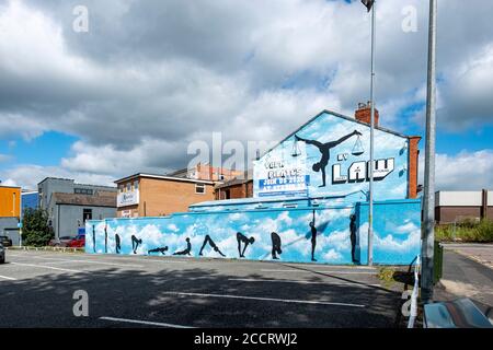 Pubblicità Yoga sulla parete esterna a Crewe Cheshire UK Foto Stock