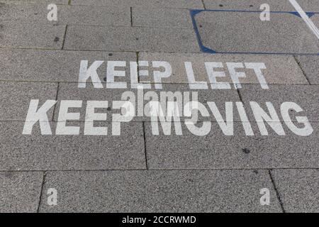 Keep Left Keep Moving Pavement Rule Warning to Keep Distance during the Coronavirus Crisis in London, England, UK Foto Stock