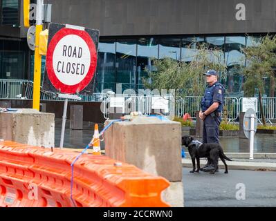 (200825) -- CHRISTCHURCH, 25 agosto 2020 (Xinhua) -- UN poliziotto è in servizio al di fuori di una corte a Christchurch della Nuova Zelanda, il 24 agosto 2020. L'alta Corte di Christchurch della Nuova Zelanda ha iniziato lunedì l'audizione di condanna del pistolero nelle sparatorie della moschea di Christchurch, che ha ucciso 51 persone, per la maggior parte adoratori, il 15 marzo 2019. L'australiano di 29 anni, Brenton Tarrant, apparve senza emozioni, mentre le sue azioni il giorno della sparatoria in due moschee di Christchurch furono descritte in tribunale per la prima volta. (Foto di Zhu Qiping/Xinhua) Foto Stock