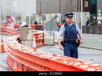 (200825) -- CHRISTCHURCH, 25 agosto 2020 (Xinhua) -- UN poliziotto è in servizio al di fuori di una corte a Christchurch della Nuova Zelanda, il 24 agosto 2020. L'alta Corte di Christchurch della Nuova Zelanda ha iniziato lunedì l'audizione di condanna del pistolero nelle sparatorie della moschea di Christchurch, che ha ucciso 51 persone, per la maggior parte adoratori, il 15 marzo 2019. L'australiano di 29 anni, Brenton Tarrant, apparve senza emozioni, mentre le sue azioni il giorno della sparatoria in due moschee di Christchurch furono descritte in tribunale per la prima volta. (Foto di Zhu Qiping/Xinhua) Foto Stock