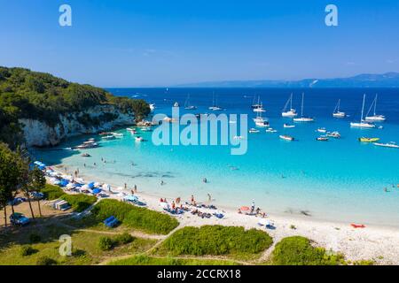 Le persone si rilassano a Voutoumi Beach, Antipaxos, Isole IONIE, Grecia Foto Stock