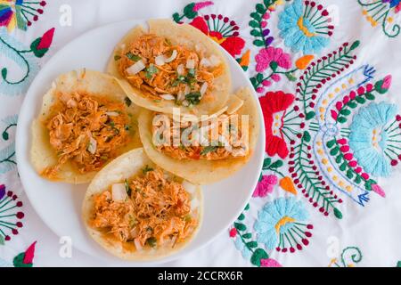 Autentici tacos tinga de pollo su tovaglie messicane ricamate Foto Stock