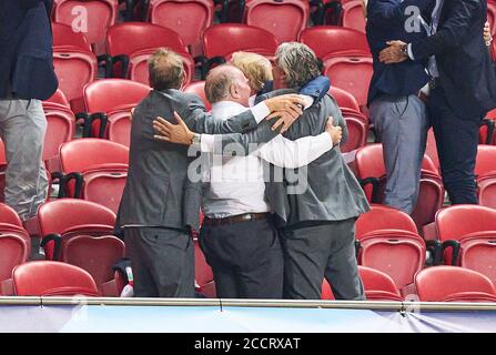 Calcio primo: 23.08.2020 Champions League final FC Bayern Monaco di Baviera, Monaco di Baviera, Monaco di Baviera - Parigi Saint Germain 1-0 Oliver KAHN, futuro CEO della FCB, Uli HOENESS (ex presidente della FCB), Joerg WACKER, amministratore delegato affari internazionali, Dr. Dieter Mayer 2° Vice Presidente del FC Bayern Monaco EV. Team FCB vincere il trofeo nella partita finale UEFA Champions League, Torneo finale Peter Schatz/Pool/via/firosportphoto - LE NORMATIVE UEFA VIETANO L'USO DI FOTOGRAFIE come SEQUENZE DI IMMAGINI e/o QUASI-VIDEO - Notizie nazionali e internazionali FUORI uso editoriale | utilizzo in tutto il mondo Foto Stock