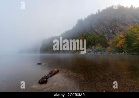 Nebbia mattutina sul lago Bon Echo Foto Stock