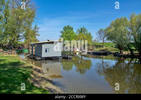 Ivanovo, Serbia, 09 aprile 2017. Costruzione di una zattera sull'acqua che servirà a scopi turistici. Sulla zattera verrà allestito un ristorante. Foto Stock