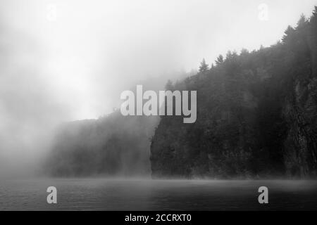 Nebbia nelle scogliere del lago Mazinaw Foto Stock