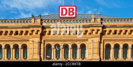 Logo di Deutsche Bahn, DB, sopra l'ingresso della storica stazione centrale di Hannover, Germania, 22 agosto 2020 Foto Stock