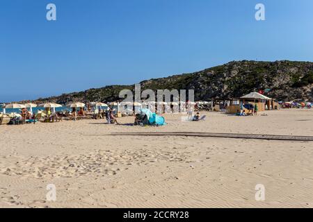 Setti Ballas, Italia - 07 18 2020: Spiaggia di su Giudeu in Sardegna meridionale in una giornata estiva Foto Stock