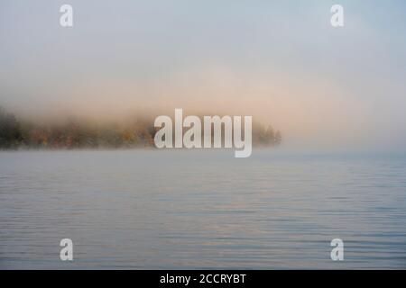 Misty mattina sul lago Mazinaw Foto Stock