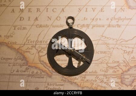 Un antico astrolabio. Foto Stock