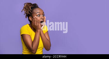 Donna nera sorpresa che guarda lo spazio libero Foto Stock