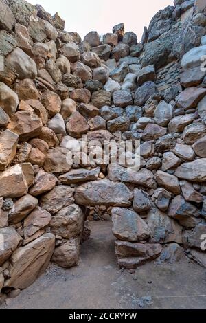 Nuraghe SA Domu 'e s'Orcu a Sarroch in una giornata estiva. Foto Stock