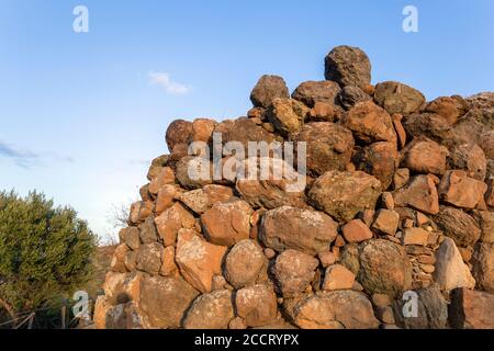 Nuraghe SA Domu 'e s'Orcu a Sarroch in una giornata estiva. Foto Stock