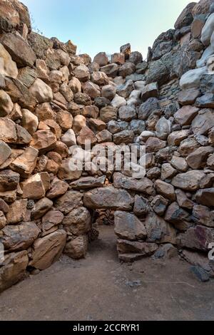 Nuraghe SA Domu 'e s'Orcu a Sarroch in una giornata estiva. Foto Stock