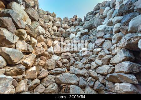 Nuraghe SA Domu 'e s'Orcu a Sarroch in una giornata estiva. Foto Stock