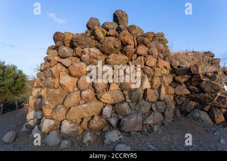 Nuraghe SA Domu 'e s'Orcu a Sarroch in una giornata estiva. Foto Stock