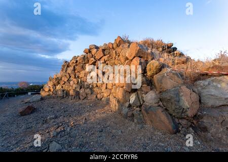 Nuraghe SA Domu 'e s'Orcu a Sarroch in una giornata estiva. Foto Stock