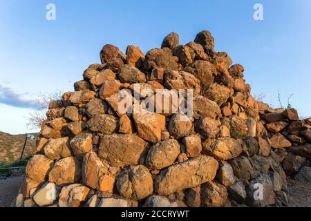 Nuraghe SA Domu 'e s'Orcu a Sarroch in una giornata estiva. Foto Stock