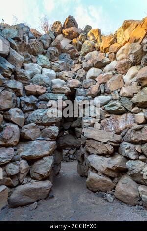 Nuraghe SA Domu 'e s'Orcu a Sarroch in una giornata estiva. Foto Stock