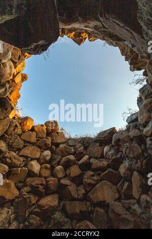 Nuraghe SA Domu 'e s'Orcu a Sarroch in una giornata estiva. Foto Stock