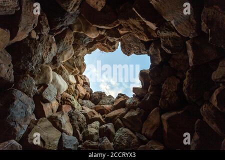 Nuraghe SA Domu 'e s'Orcu a Sarroch in una giornata estiva. Foto Stock