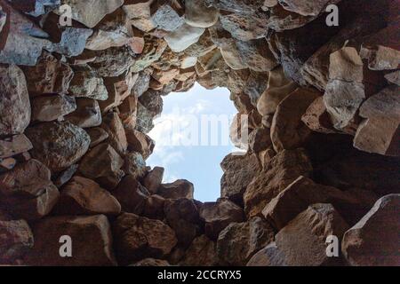 Nuraghe SA Domu 'e s'Orcu a Sarroch in una giornata estiva. Foto Stock