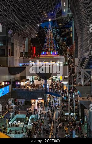Sala della stazione ferroviaria di Kyoto con decorazioni natalizie, Kyoto, Giappone Foto Stock