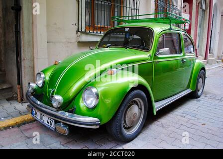 Istanbul Turchia. Circa giugno 2015: Una classica auto verde brillante Volkswagen Beetle parcheggiata su una vecchia strada. Foto Stock