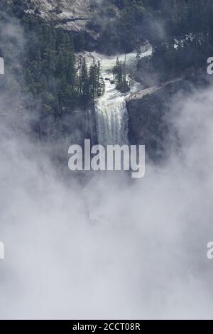 La caduta Vernal coperta di nuvole, Merced River, Yosemite National Park Foto Stock