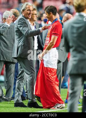 Lisbona, Portogallo. 23 agosto 2020. Calcio: 23.08.2020 Champions League Final FC Bayern Monaco, Monaco, Monaco - Parigi Saint Germain 1: 0 Robert LEWANDOWSKI, FCB 9 Joerg WACKER, amministratore delegato affari internazionali, Peter Schatz/Pool/via/firosportphoto - LE NORMATIVE UEFA VIETANO QUALSIASI USO DI FOTOGRAFIE come SEQUENZE DI IMMAGINI e/o QUASI-VIDEO - News-Agenzie nazionali e internazionali FUORI uso editoriale SOLO | utilizzo nel mondo Credit: dpa/Alamy Live News Foto Stock