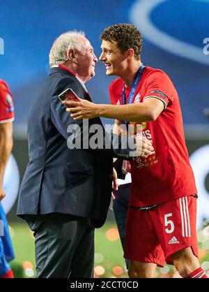 Lisbona, Portogallo. 23 agosto 2020. Firo football: 23.08.2020 Champions League final FC Bayern Monaco di Baviera, Monaco di Baviera, Monaco di Baviera - Parigi Saint Germain 1-0 Uli HOENESS (ex presidente della FCB), Benjamin PAVARD, FCB 5 Hoeness Peter Schatz/Pool/via/firosportphoto - LE NORMATIVE UEFA VIETANO L'USO DI FOTOGRAFIE come SEQUENZE DI IMMAGINI e/o QUASI-VIDEO - Notizie nazionali e internazionali FUORI uso solo editoriale | utilizzo in tutto il mondo Credit: dpa/Alamy Live News Foto Stock