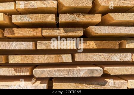 Dettaglio tavole in legno. Catasta di legno di essiccazione ad aria. Essiccazione all'aria del legno (stagionatura di legname o di legno). Legname. Legname. Foto Stock