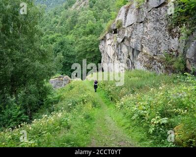 Walker sul drammatico Kongevegen - il King's Trail vicino Galdane ora un sentiero escursionistico, ma in precedenza la strada principale Collegamento tra Laerdal e Valdres in Norvegia Foto Stock