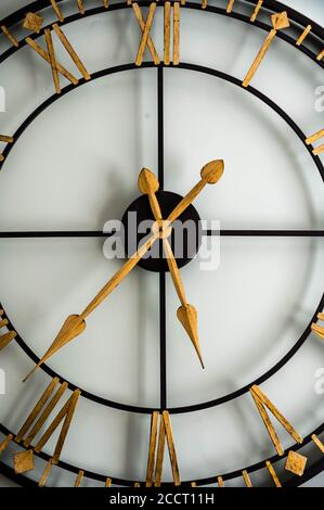 primo piano dell'orologio classico con il puntatore in movimento in verde parete Foto Stock