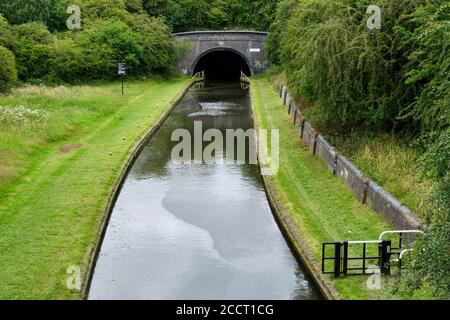 Il canale Dudley che entra nel tunnel Netherton a Bumble Hole e nella riserva naturale locale di Warrens Hall, vicino a Netherton, Dudley, Black Country, West Midla Foto Stock