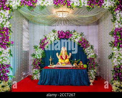 Lord Ganesha decorato con fiori di orchidee Foto Stock