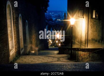 Romantico e misterioso passaggio in ciottoli di notte a Praga illuminato da luce lampo Foto Stock