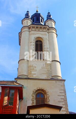 Il campanile della cattedrale armena dell Assunzione di Maria di Lviv, Ucraina è situato nel centro storico della città Foto Stock