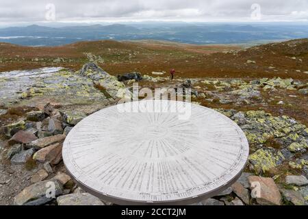 Placca di orientamento su più orizzonti sulla sommità di Spatind Vicino Lenningen in Norvegia centrale guardando verso Joutunheimen Foto Stock