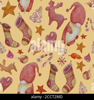 Motivi senza cuciture. Elementi decorativi per Natale e Capodanno. Decorazioni, pan di zenzero, cervo e gnomo, calze e canna caramella su un beige Foto Stock